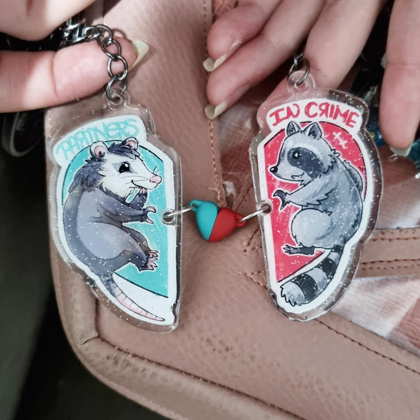 Possum x Raccoon - Partners in Crime com imã! ☆ R$40 [collab com LariSugarNeko]